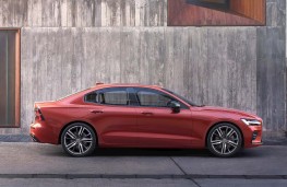 Volvo S60 R-Design 2019 side